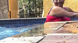 Swimming pool me mooti gand ko chod diya