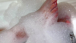 Katy Bigcherry Takes a Bath and Sucks the Operator