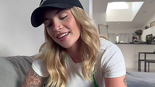 Barista Girl Cheats on Boyfriend while He's at Work "i Bet You Would Fuck Me ...