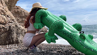 Relaxing Sound of Waves with Crocodile Bouncing and Inflating