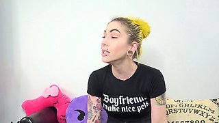 Hot amateur blonde pregnant toying her pussy solo