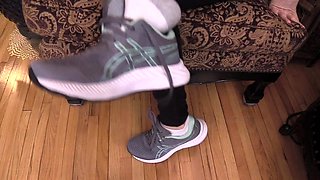 Hot amateur european foot and pantyhose fetish