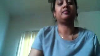 Livecam video chat with Indian aunty flashes her big tits