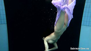 Sweet and majestic erotic solo show from a teen under water