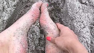 Amateur Foot Fetish Girlfriend Sucks and gives a Footjob