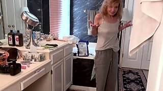 Mature Tia Stone Masturbates In Shower