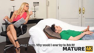 Julia Robbie seduces her couch therapist for steamy therapy session