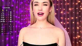 Amateur Webcam Cute Teen Plays Solo with Big