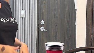 Veo Que Mi Sexi Pelirroja Hermanastra Esta Abburrida En Casa, Entonces Le Propongo Un Juego De Vasos Con Una Sucia Condicion.