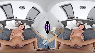 Peaches' plump lips wrap around Alyssa in VR