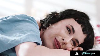 Olive Glass's pussy eating porn by Girls Way