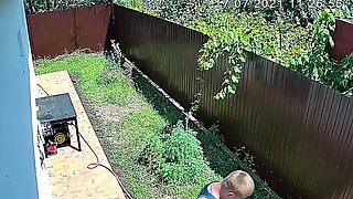 Der vollbusige Teenager erwischte BFs Schwanz im Freien!