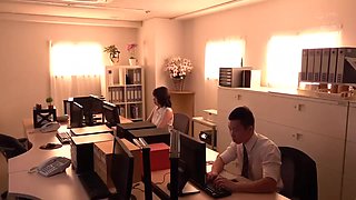 05423 Boss and subordinate share a room