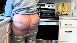 Webcam sex show featuring a brunette amateur MILF