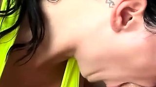 Slutty Babe Gives Amateur Blowjob to Huge Cock at Gym