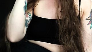 Cute amateur teen girl toying her pussy in bed on cam