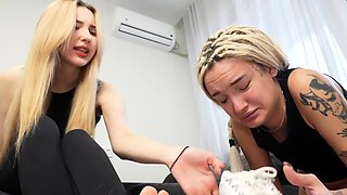 Dominica Leoni Loves Lesbian Foot Fetish