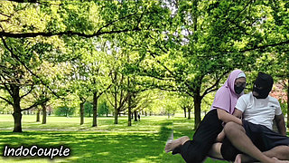 Rekaman seks pasutri indo lagi asik nyepong kontol pasangan berhijab di taman umum