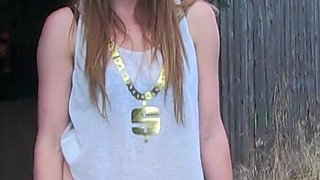 Samatha Bentley pisses outdoor