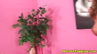 Bigtitted milf Brynn Hunter jerking dick