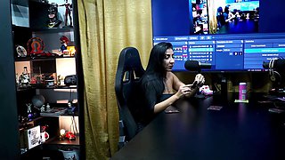 Renatinha Mello leaves Ruan's penis hard as a rock with just one kiss, she gave his cock a nice touch - Podcast Pápum no Barraco!