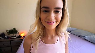 Hot Babe Khloe Kingsley Wants Her Pussy Stretched