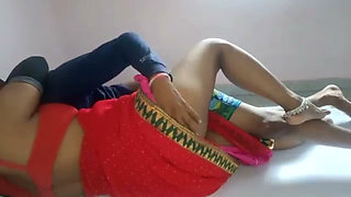 Desi aunty in red saree lifted her legs and