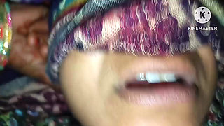 Bhabhi ki choot me se pisaab nikaal diya or bhabhi jor jor se chillati rhi