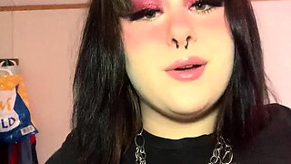 Brunette Amateur MILF Masturbates